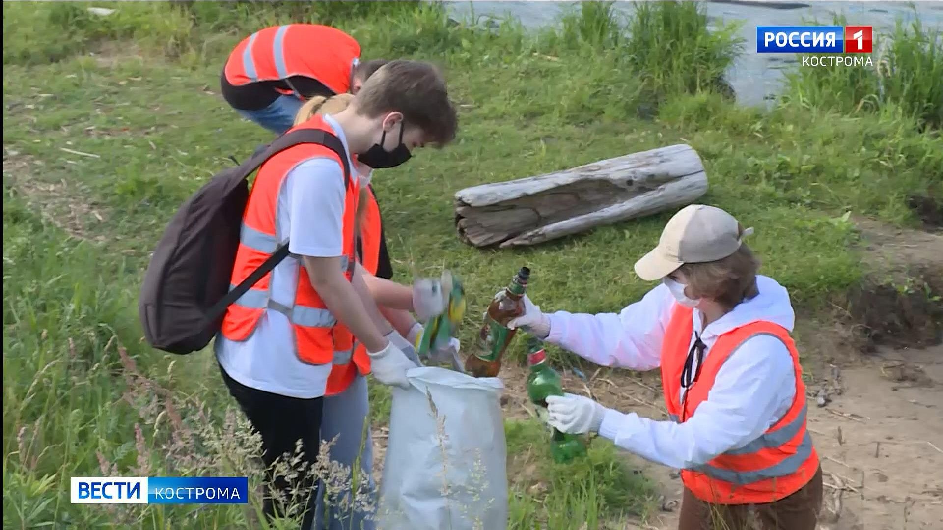 Трудовое лето костромских школьников началось с уборки бутылок