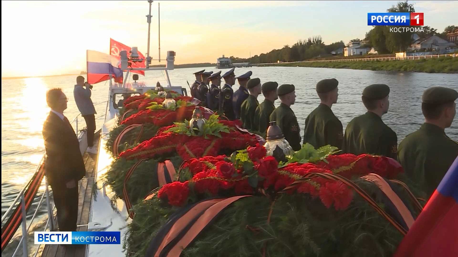 В Костроме спустили на воду венки Победы