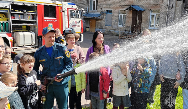Воспитанники интерната для слабовидящих детей в Костроме пришли в восторг от визита пожарных