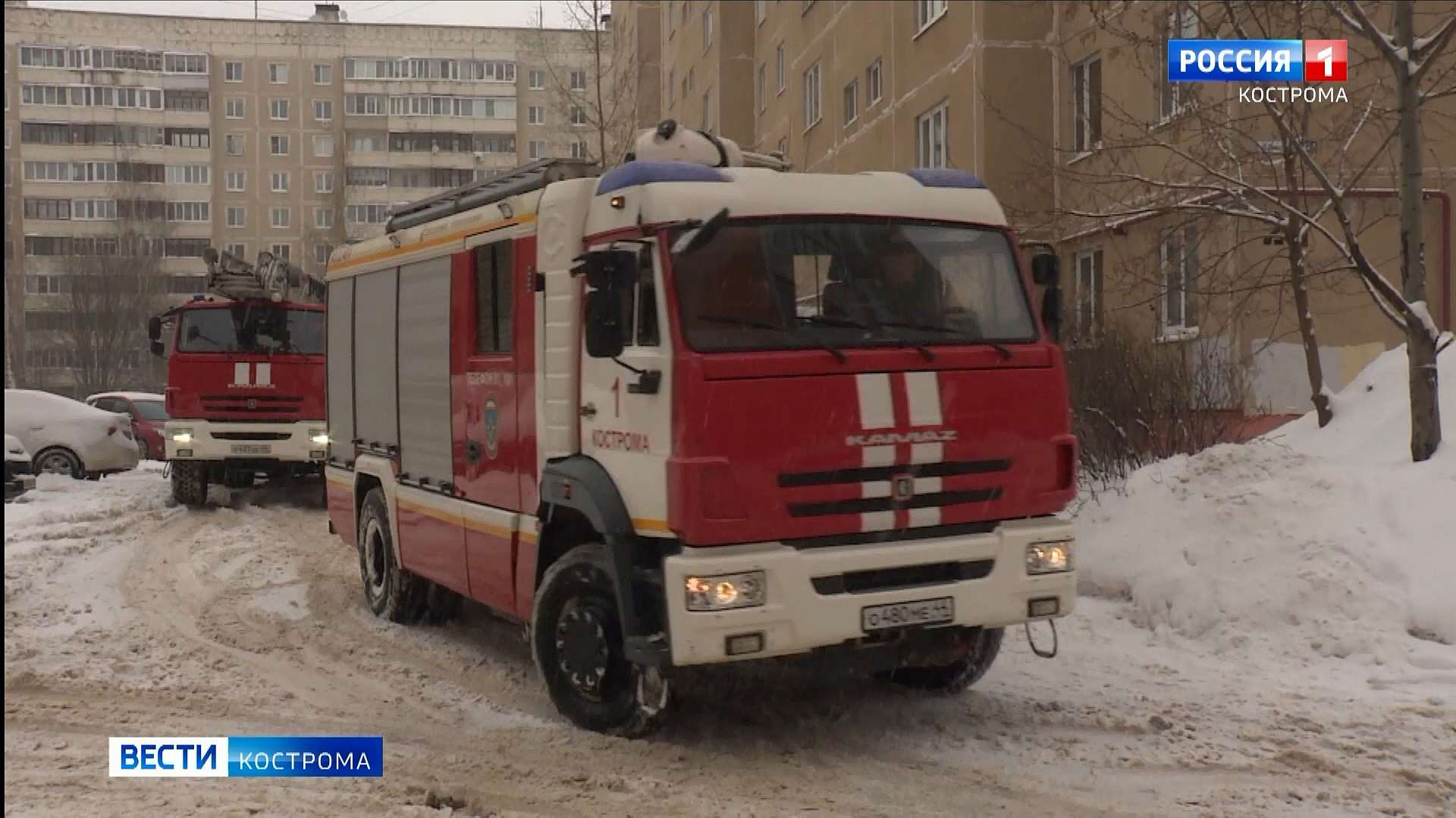 Сугробы и машины в костромских дворах мешают экстренным службам | ГТРК « Кострома»