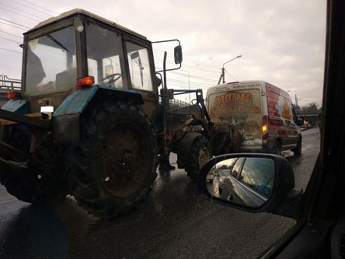 Трактор зацепил ковшом микроавтобус в Костроме 
