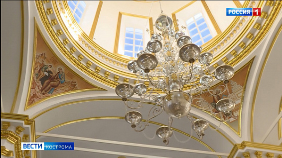 Подарок Годунова - огромная серебряная люстра - вернулся в Богоявленский собор Костромского кремля 
