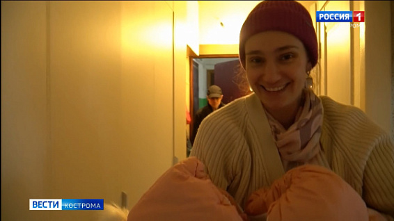 Многодетная мама Галина Николаева со своими четырьмя новорожденными вернулась домой в Кострому